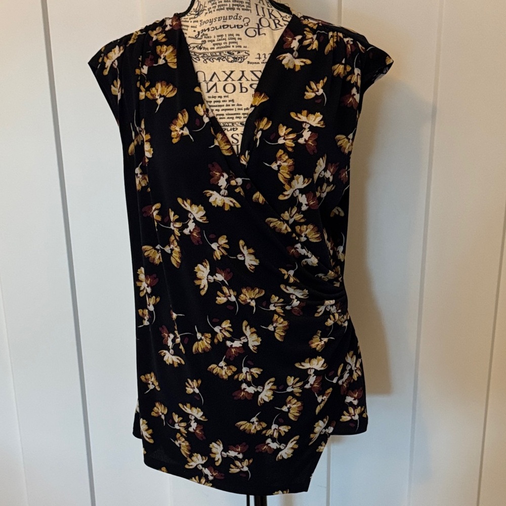 💜 2/$15💜 Ann Taylor Black and Gold Floral Wrap Blouse